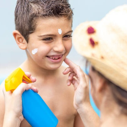 Trik Reapply Sunscreen Anak Tanpa Ribet Saat Liburan di Pantai