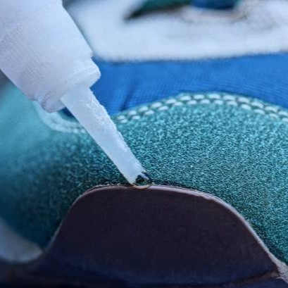 Langkah Mudah Mengelem Sol Sepatu yang Tahan Lama