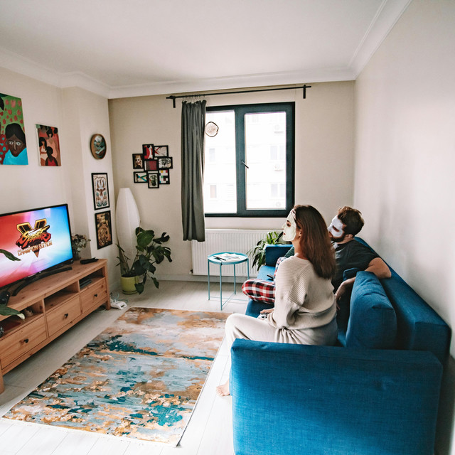 Cara Mengatur Posisi TV yang Ideal Agar Leher Tidak Pegal