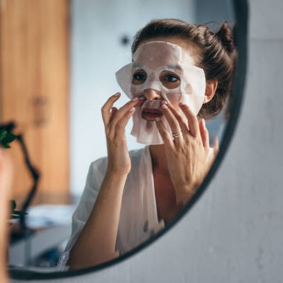 Pakai Sheet Mask Setiap Hari, Bikin Kulit Cerah atau Berjerawat?