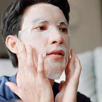 Sheet Mask Sering Melorot? Coba 5 Trik Ini Agar Menempel Sempurna