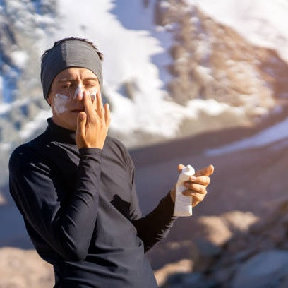 Cara Aman Reapply Sunscreen Saat Hiking di Gunung