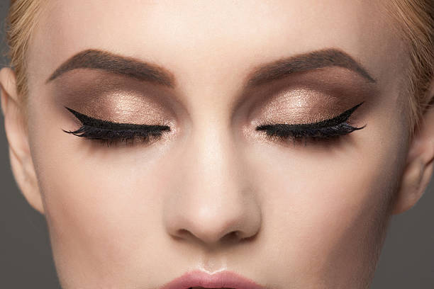 Cara Membuat Winged Eyeliner yang Rapi dan Simetris