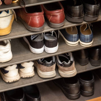 Rak Sepatu Terbuka vs Tertutup, Mana yang Lebih Praktis?