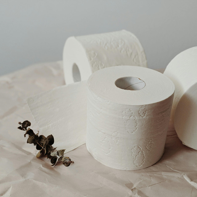 Panduan Memilih Tisu Wajah Travel Size yang Praktis Masuk Tas