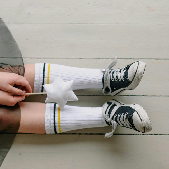 Old School is Back! Cara Pakai Kaos Kaki Putih Tinggi Tanpa Terlihat Kuno