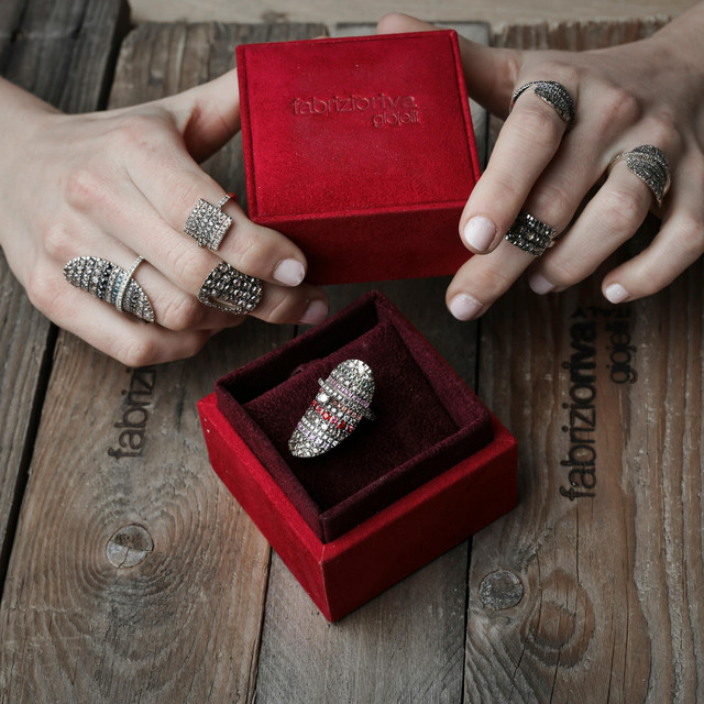 Panduan Lengkap Memilih Bentuk Cincin yang Sesuai dengan Bentuk Jari