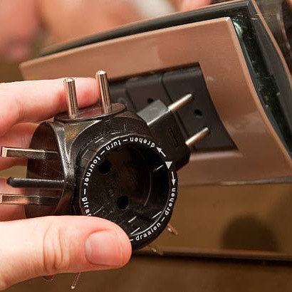 Cara Pakai Adaptor Universal saat Traveling ke Luar Negeri