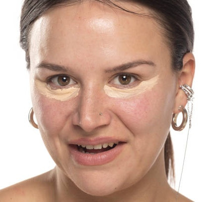 Kesalahan Pakai Concealer di Bawah Mata yang Bikin Garis Halus