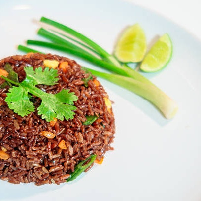 Langkah-langkah Membuat Nasi Goreng Beras Merah yang Sehat dan Lezat