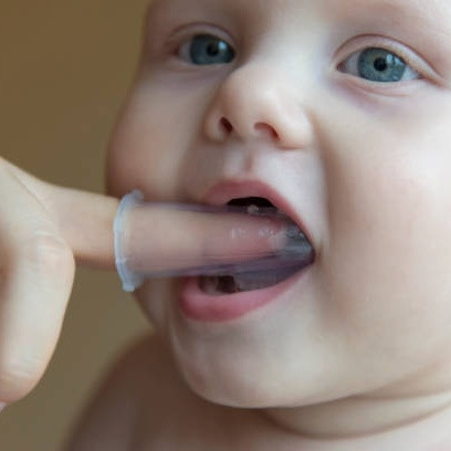 Sikat Gigi Bayi Silikon vs Sikat Gigi Berbulu Lembut, Mana yang Lebih Baik?