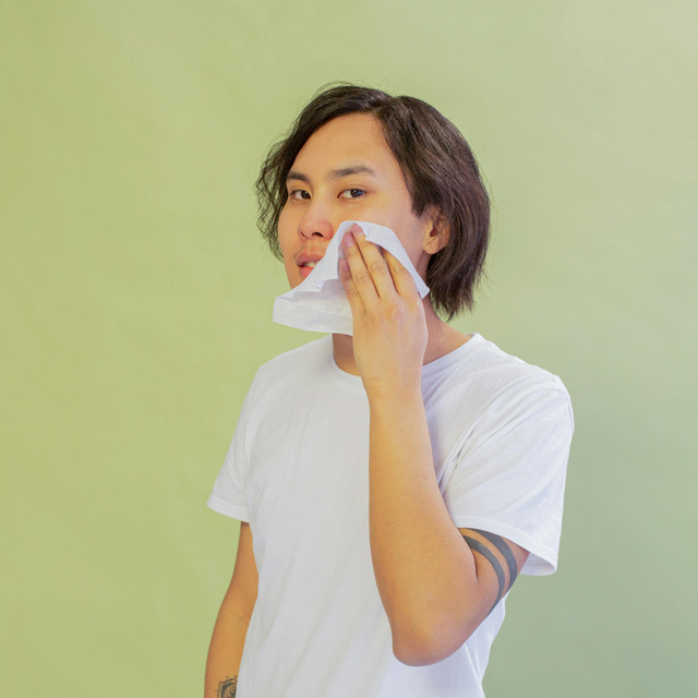 Amankah Menggunakan Tisu Basah untuk Membersihkan Wajah?