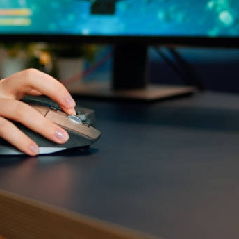 Tips Memilih Mouse Wireless Ergonomis agar Tangan Tidak Pegal