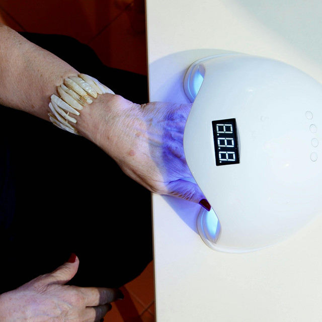 Panduan Menggunakan Alat Pengering Kuku untuk Manikur Gel di Rumah