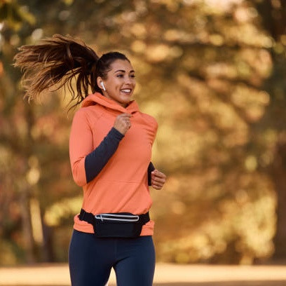 Jaket Olahraga Wanita Terlalu Gerah? Ini Tips Memilih Bahan yang Adem