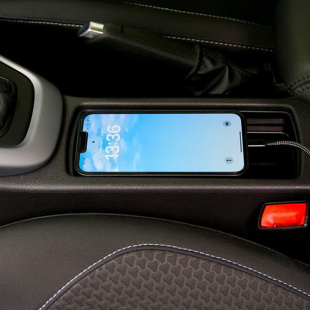 Bahaya Charger HP Sembarangan di Mobil