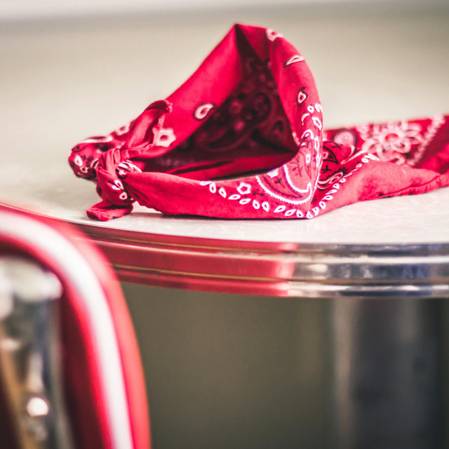 Kenapa Motif Paisley Selalu Tren? Sejarah dan Evolusi Bandana dalam Dunia Fashion