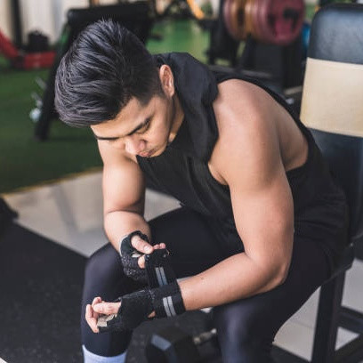 Fungsi Sarung Tangan Gym yang Bisa Bantu Latihan Beban Makin Maksimal