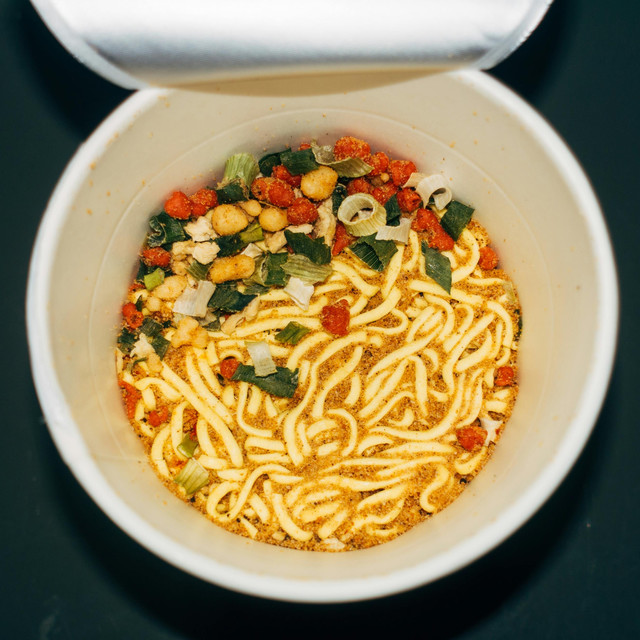 Tetap Sehat Makan Mi Cup? Ini Tips Tambahan Toping Nutrisi yang Pas