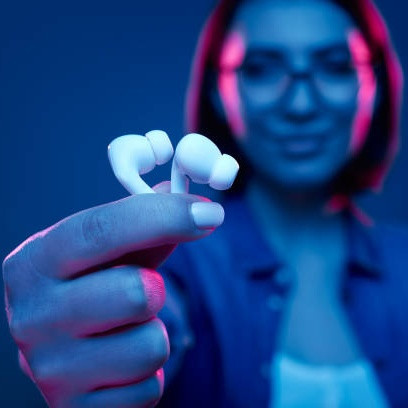 Baterai Cepat Drop? Ini 5 Kesalahan Charge TWS yang Sering Banget Dilakuin