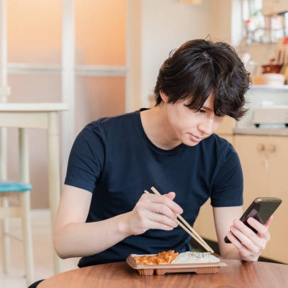 Kebiasaan Nonton Ponsel Sambil Makan di Era Digital