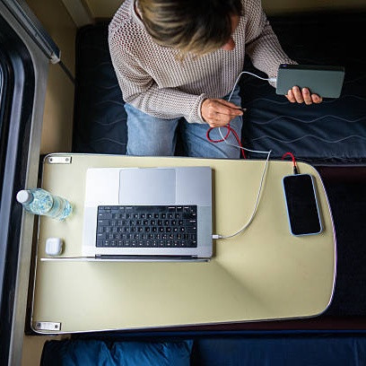 5 Kesalahan Pengguna Gadget Saat Mengisi Daya di Kendaraan Umum