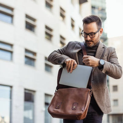 Tips Memilih Tas Laptop yang Aman dari Hujan, Cocok untuk Pejuang WFO