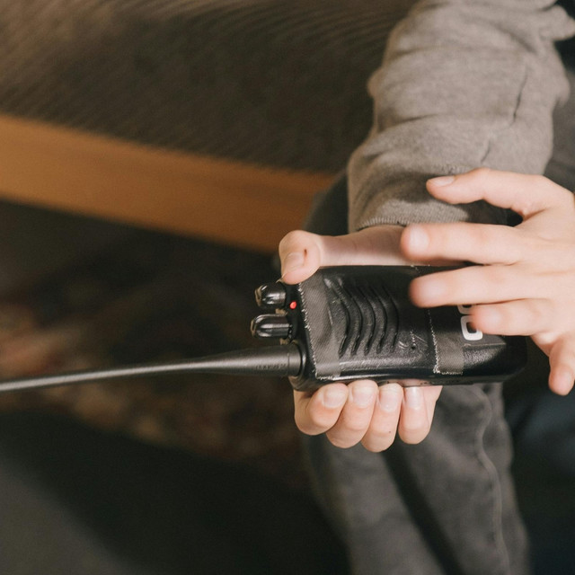 Rekomendasi Walkie Talkie Outdoor Terbaik untuk Petualangan yang Aman