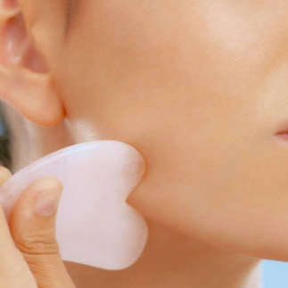 Manfaat Gua Sha untuk Wajah yang Perlu Kamu Ketahui