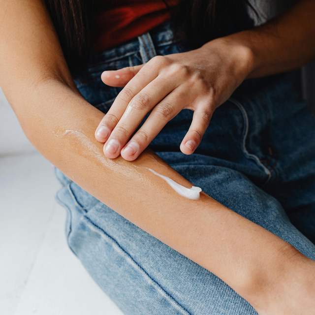 Cara Ampuh Menghaluskan Sikut dan Lutut Pria dengan Body Lotion