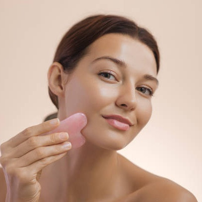 Cara Pakai Gua Sha yang Benar untuk Rutinitas Skincare