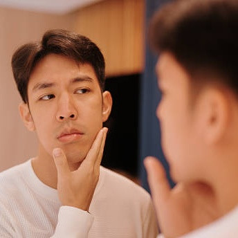 Kulit Wajah Kering pada Pria, Ini Penyebab & Solusi Mengatasinya!