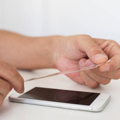 Cara Memasang Tempered Glass HP Sendiri agar Tanpa Gelembung