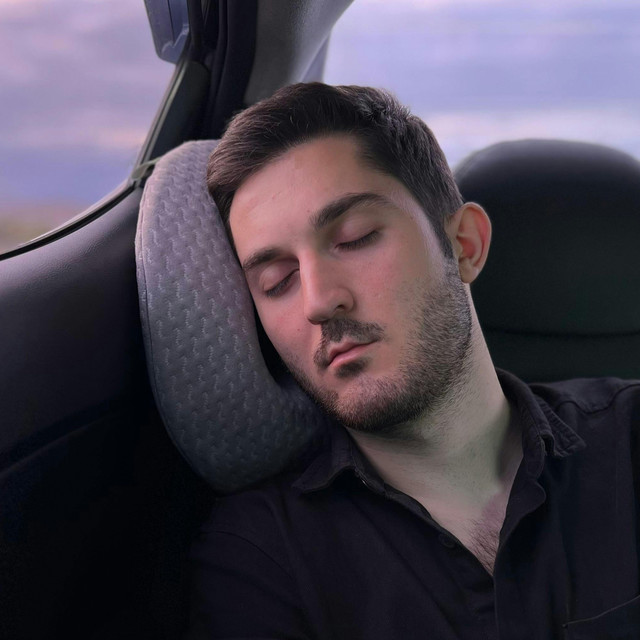 Sering Pegal Saat Traveling? Ini Cara Memilih Bantal Leher yang Benar