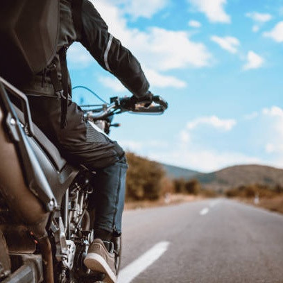 Panduan Memilih Sneakers yang Cocok Untuk Riding Jarak Jauh