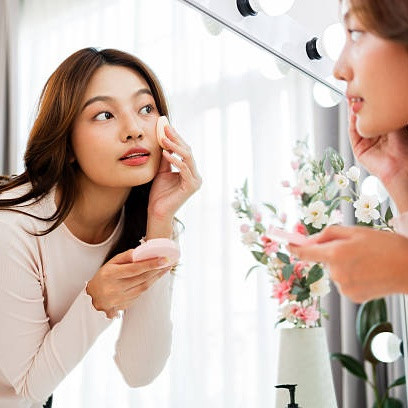 Mau Pakai Powder Foundation? Kenali Kelebihan dan Kekurangannya
