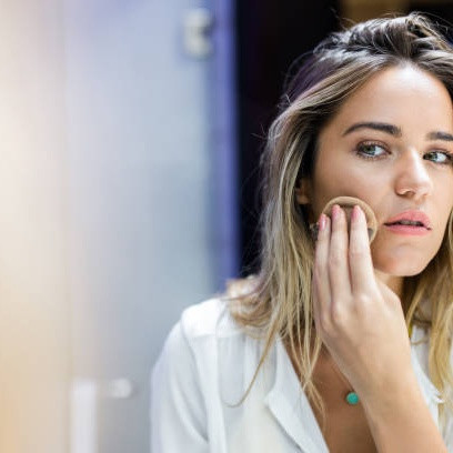 Trik Mengaplikasikan Powder Foundation agar Tidak Cakey