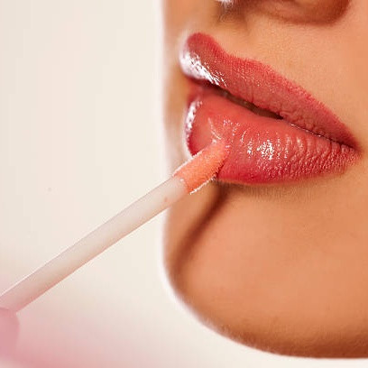 7 Cara Memilih Lip Gloss yang Ringan dan Nyaman Dipakai