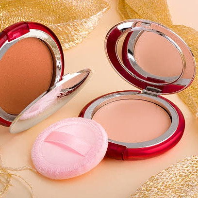 Powder Foundation atau Two Way Cake? Ini Perbandingannya