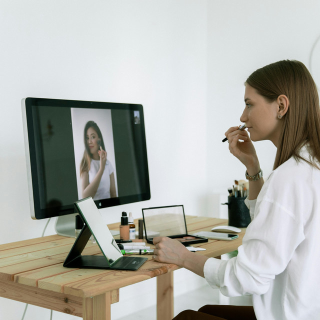 Panduan Makeup Natural Agar Tampil Segar Saat Meeting Online