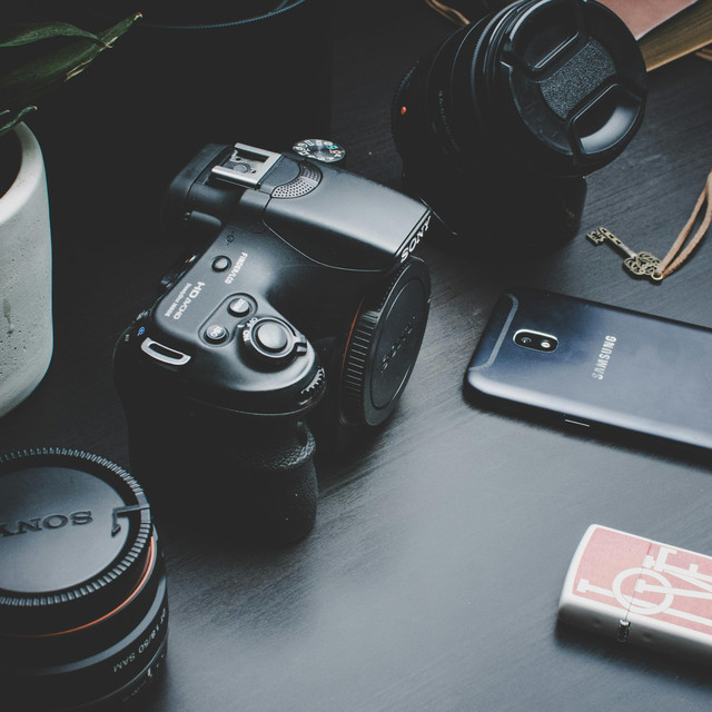 Alasan Fotografer Perjalanan Wajib Punya Power Bank Khusus Kamera