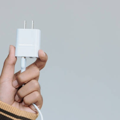 Jangan Sepelekan! Ini Bahaya dan Kesalahan Umum Saat Charger HP