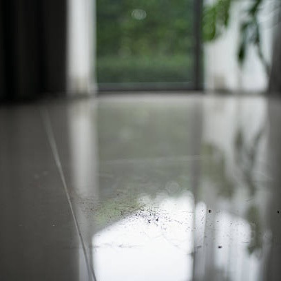 Lantai Berminyak? Ini Solusi Membersihkannya dengan Benar