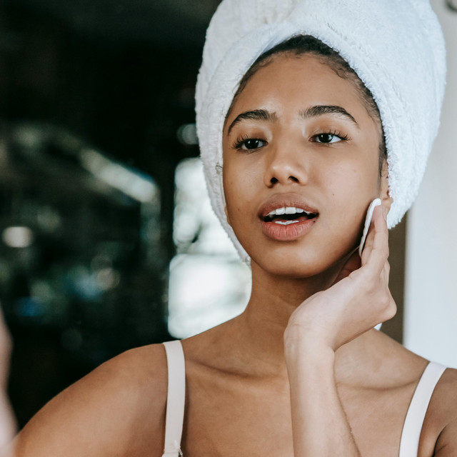 Pentingnya Double Cleansing untuk Melindungi Wajah dari Polusi