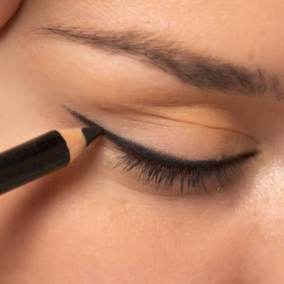 Trik Menggunakan Eyeliner Pensil untuk Look Lebih On Point