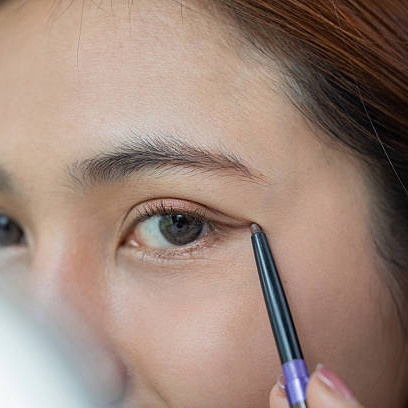 Eyeliner Pensil Bagus atau Tidak? Ini Kelebihan dan Minusnya
