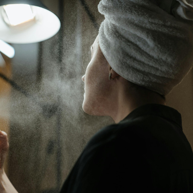 Perbedaan Setting Spray dan Face Mist Agar Makeup Awet dan Kulit Segar