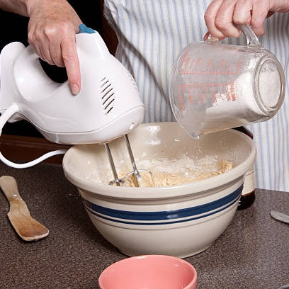 Awas Cepat Rusak! 7 Kesalahan Pakai Hand Mixer yang Sering Kamu Lakukan