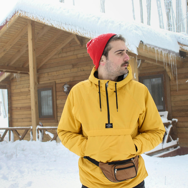 Kenapa Jaket Anorak Selalu Punya Kantong Kanguru?