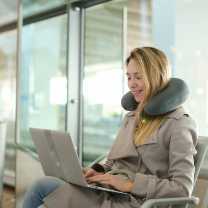 Banyak Diremehkan! Ini Manfaat Pakai Bantal Leher Untuk Kesehatan Lehermu